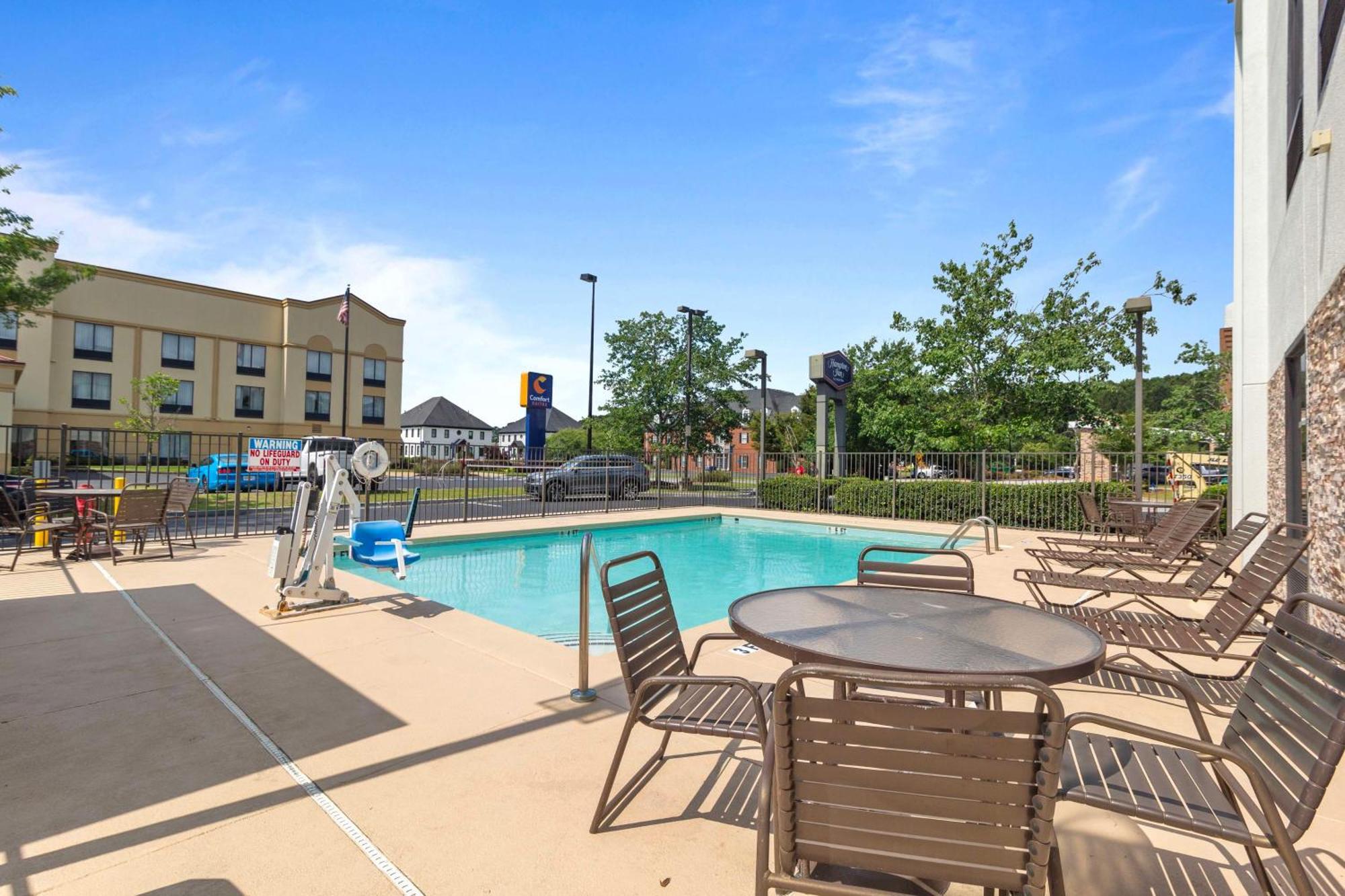 Hampton Inn Atlanta-Woodstock Exterior photo