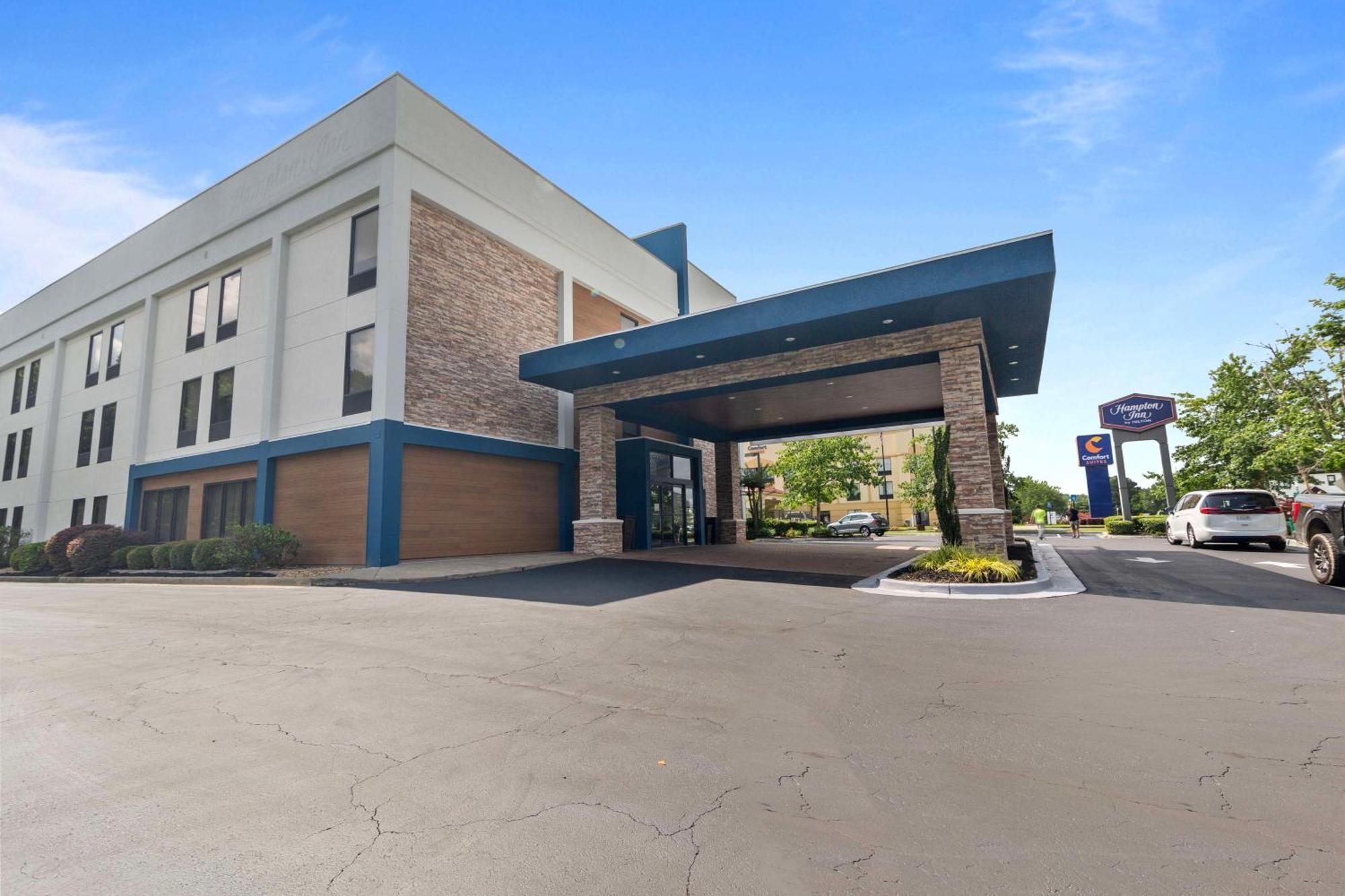 Hampton Inn Atlanta-Woodstock Exterior photo